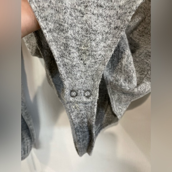 Abercrombie & Fitch
Long-Sleeve V-Neck Sweater Bodysuit Gray Medium - Picture 4 of 4